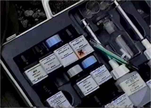 Equipo de Acuamerck utilizado para el análisis de la calidad del agua, a partir de la determinación de Oxígeno disuelto, nitratos, nitritos, fosfatos, amoniaco, pH, Dureza de carbonatos, Dureza total.