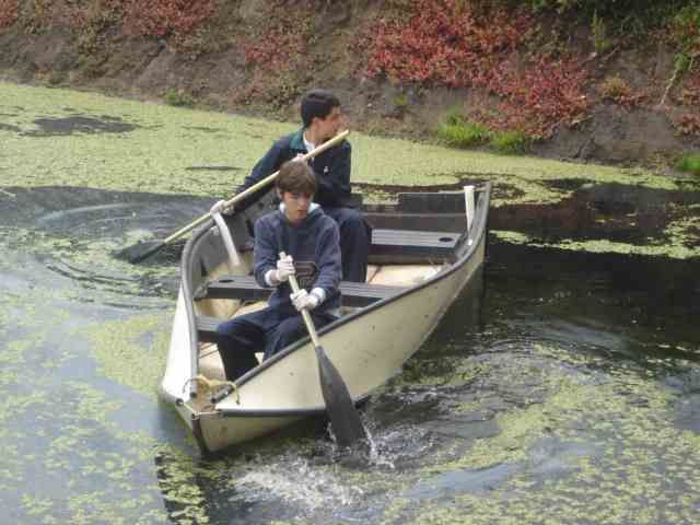 Canoa utilizada para la instalación de las boyas