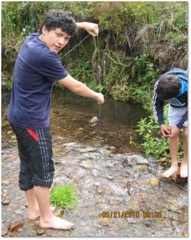 Estudiante demostrando el uso de una plomada graduada, para determinar sistemática y secuencialmente la profundidad del ecosistema en varios puntos, para generar perfiles batimétricos que permitan interpretar el tipo de hábitat en dicho transecto.
