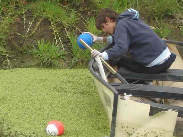 Instalando una boya desde el bote