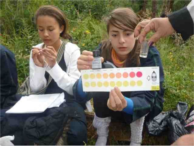Estudiantes realizando la prueba de nitritos con un equipo de Acuamerck. L prueba se fundamenta en técnicas químicas colorimétricas.