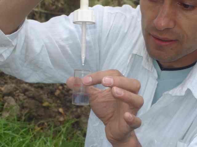 Director de PIMA - Docente Investigador, realizando una de las pruebas con el acuamerck