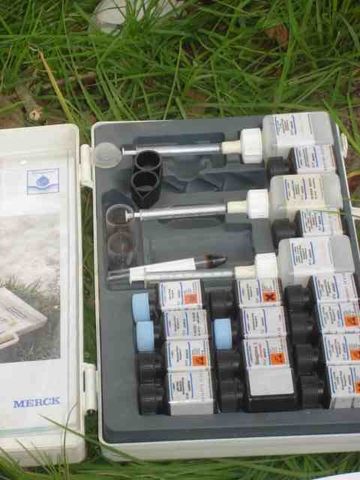 Equipo de Acuamerck utilizado para el análisis de la calidad del agua