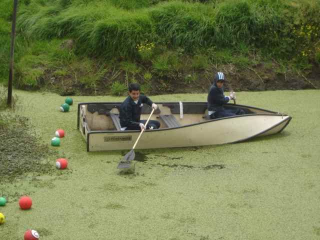 Instalación de las Boyas. Se colocaron 6 boyas por grupo y trabajaron 4 grupos a los cuales se les asignó 4 colores diferentes